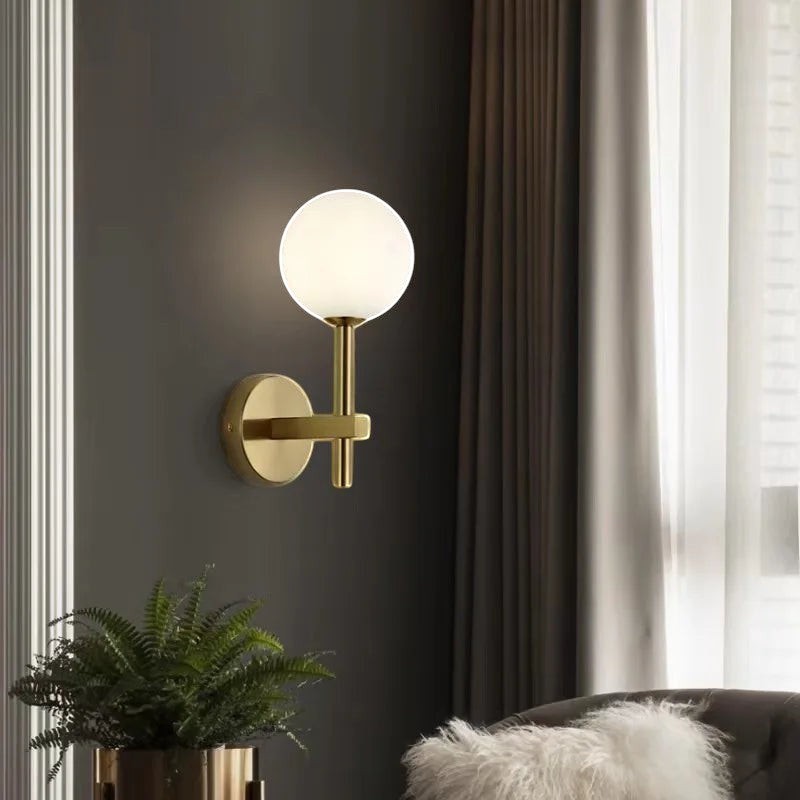 Applique murale LUMORA Perla en verre opalin blanc et laiton doré au design nordique contemporain