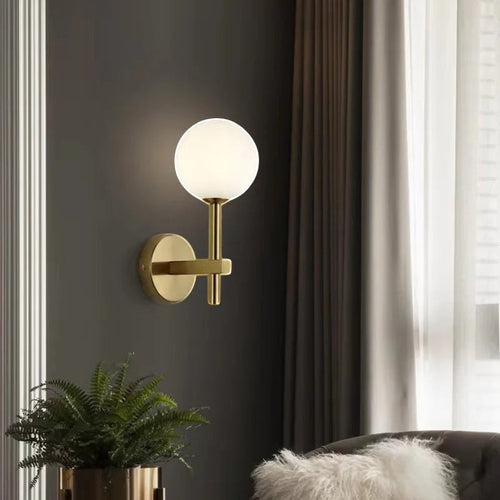 Applique murale LUMORA Perla en verre opalin blanc et laiton doré au design nordique contemporain