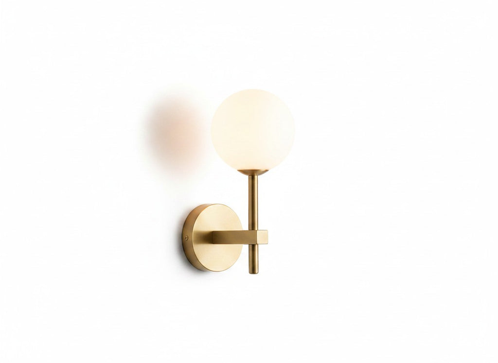 Applique murale LUMORA Perla en verre opalin blanc et laiton doré au design nordique contemporain