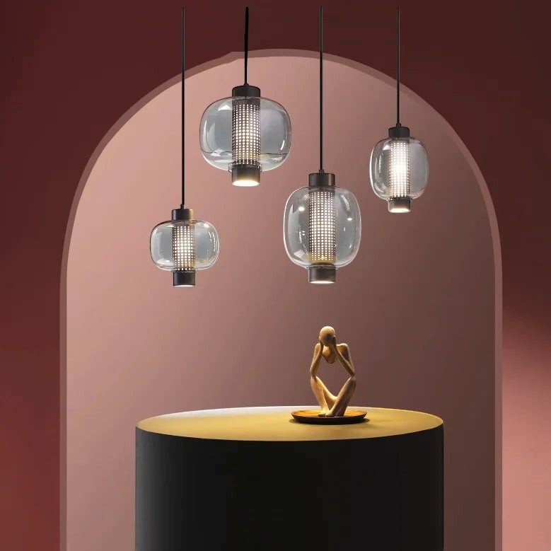 Suspension Bolla LUMORA en verre soufflé et métal noir, design italien contemporain diffusant une lumière chaude.