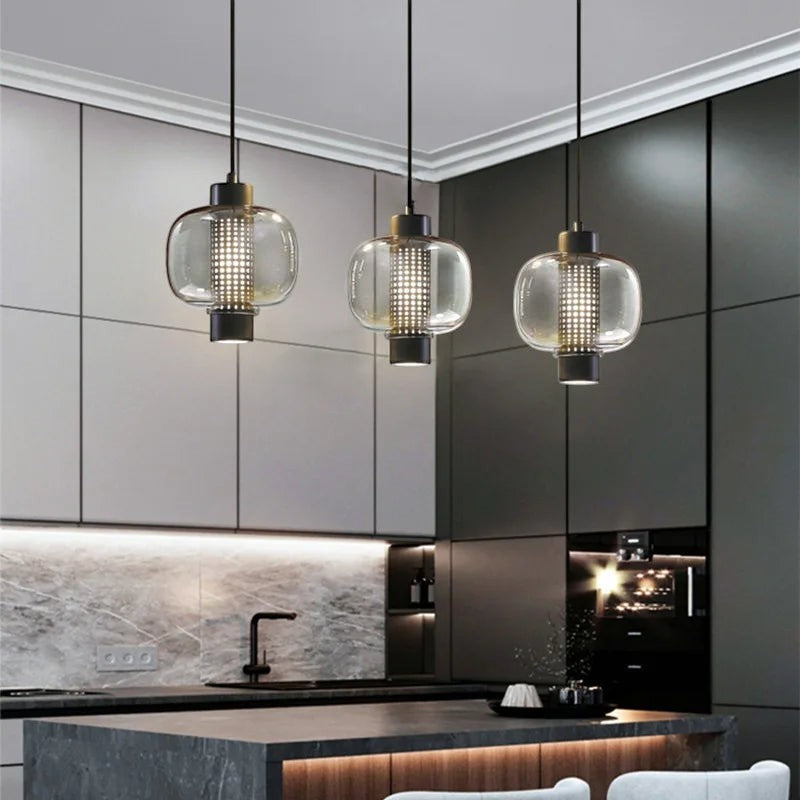 Suspension Bolla LUMORA en verre soufflé et métal noir mat, design italien contemporain pour cuisine moderne.